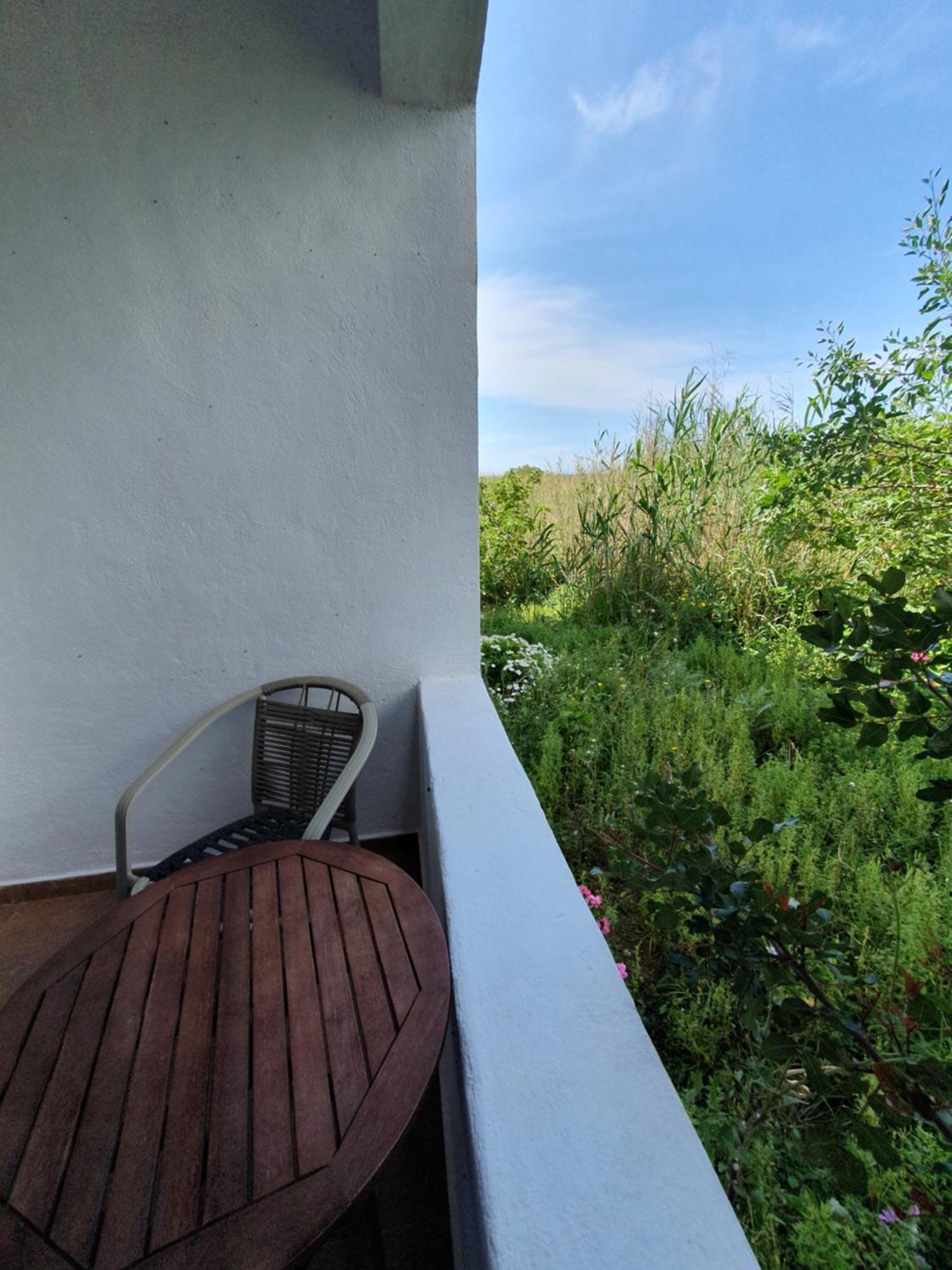 Babis & Popi Rooms And Studios Frangocastelo Exterior photo